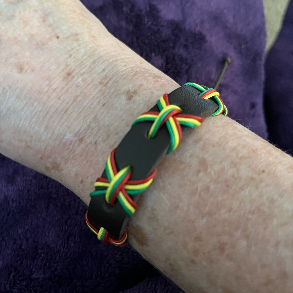 🎉CLEARANCE🎉🆕Yellow and black faux leather slip knot bracelet. OS.